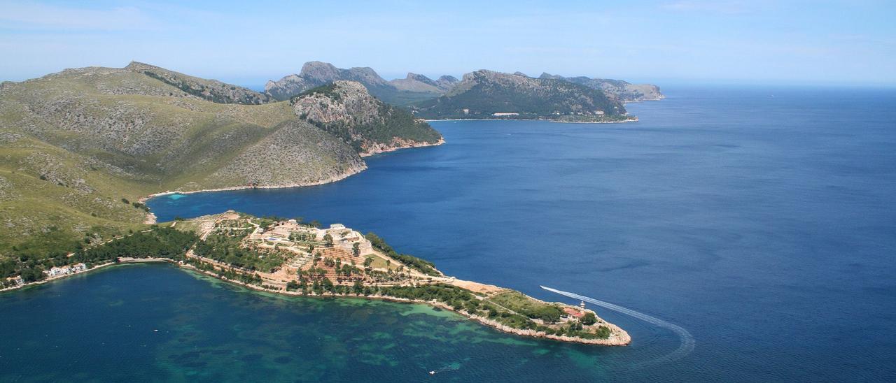 Vista aérea de la Punta de l&#039;Avançada que alberga la finca de la Fortalesa, en el Moll de Pollença.