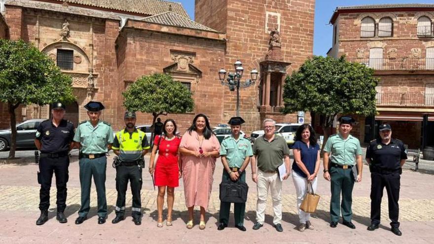 Foto de familia de los asistentes a la junta local de seguridad de Montoro.