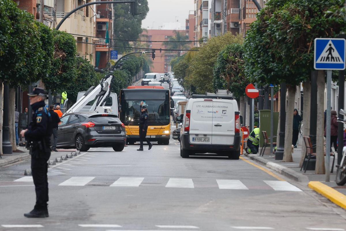 La Policía Local organiza el tráfico en un tramo de la Avenida de les Corts Valencianes