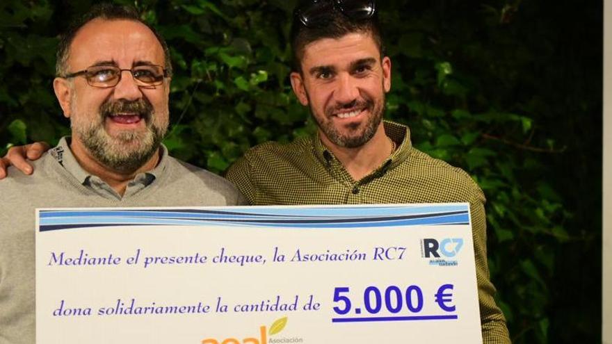 El RC7 dona 5.000 euros a AEAL de los beneficios de sus travesías