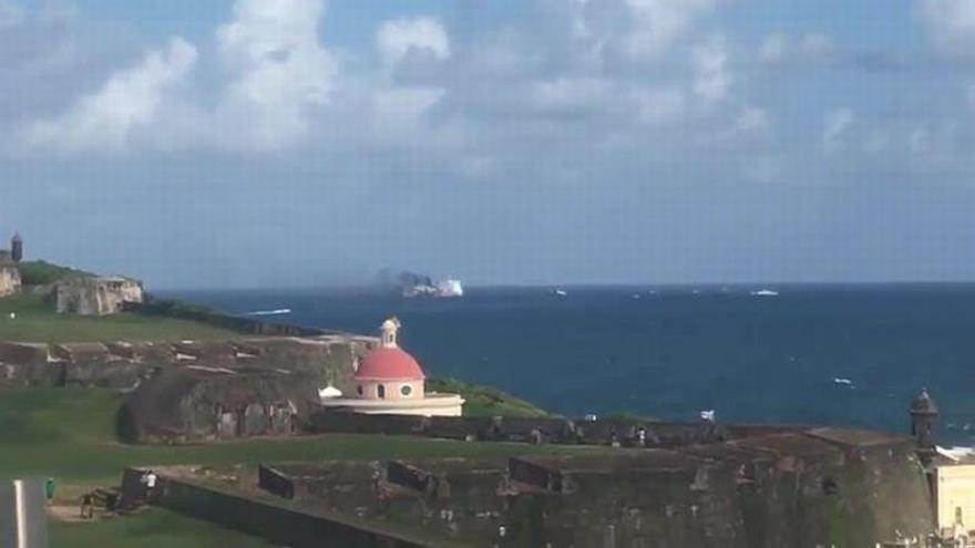 Evacúan a los 500 pasajeros de un crucero incendiado en Puerto Rico