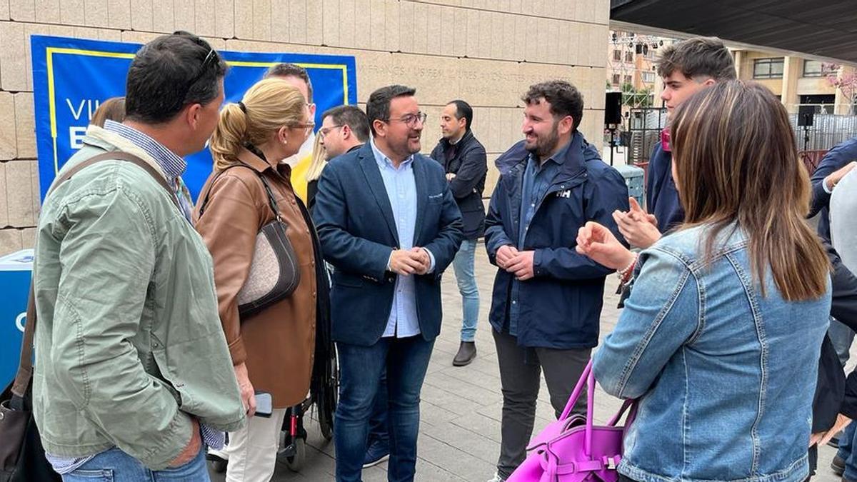 Adrián Casabó con Cesar Dura y Ana Mezquita, que forman parte de la candidatura del Pp en Vila-real, conversan en la plaza Major.