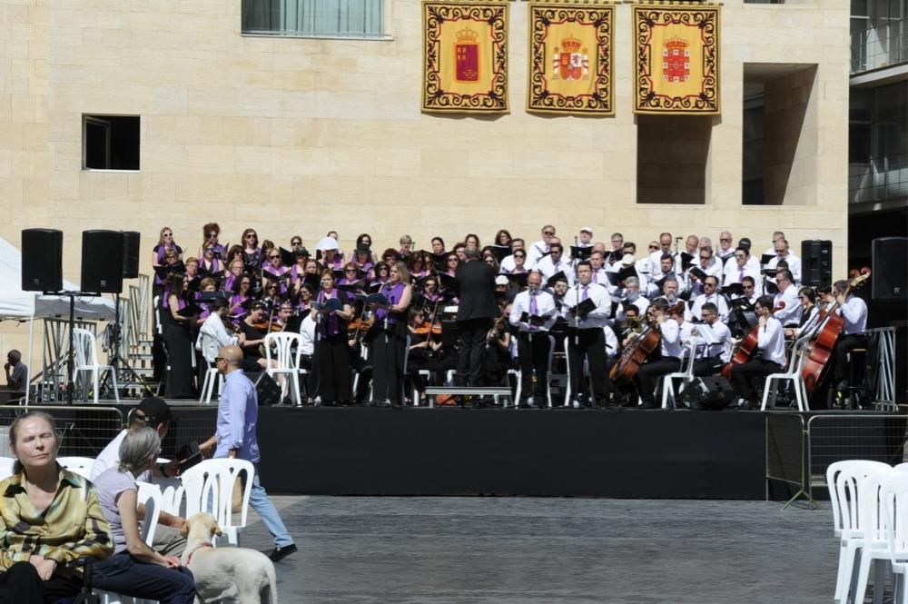 Coronación de la Virgen de la Soledad en la plaza Belluga