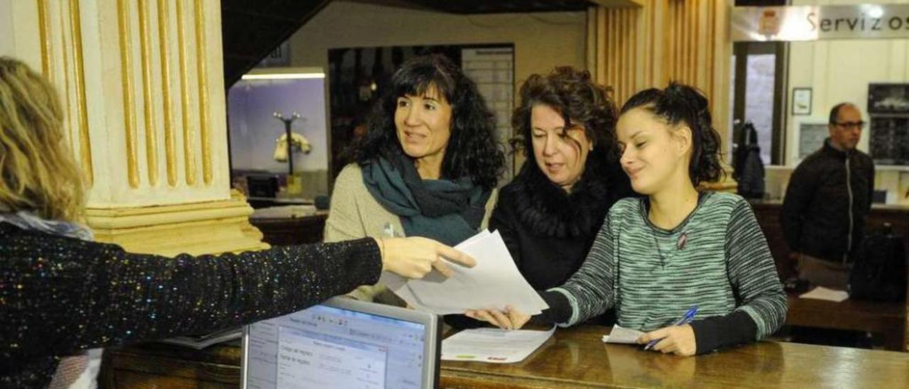 Isabel Rebanales (DO), Juana Ageitos (PSOE), Ledicia Piñeiro (OUC) presentaron la moción. // Brais Lorenzo