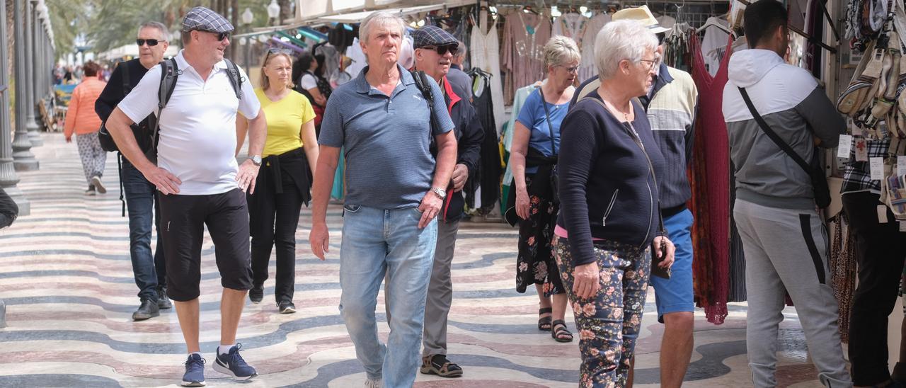 Turistas procedentes de un crucero, este mes en Alicante.