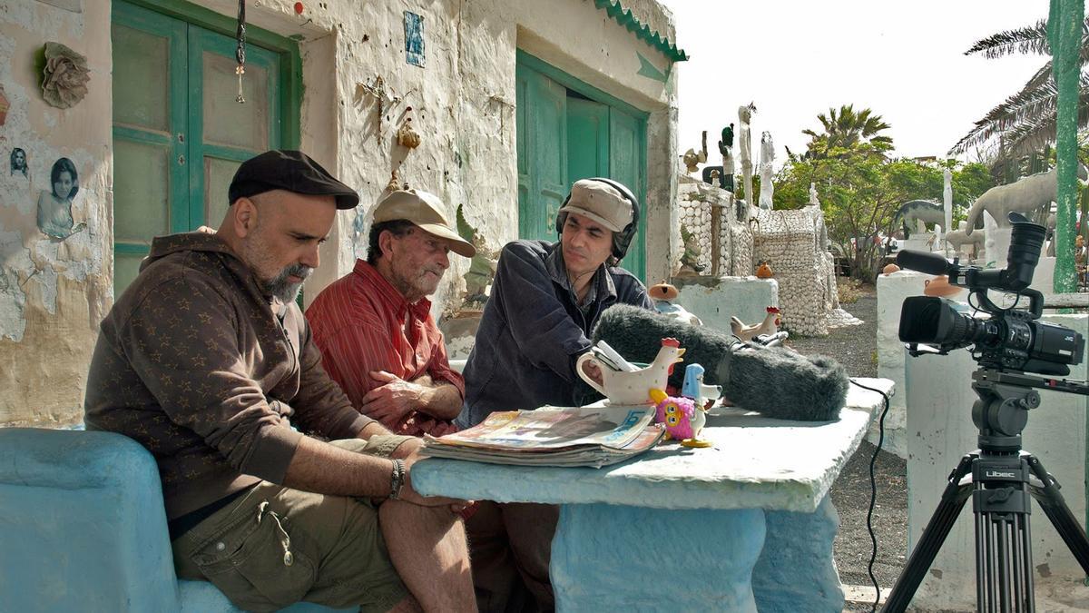 De izq. a dcha., Melchor López, el artista Pillimpo y el director David Delgado San Ginés, durante la grabación del documental en Mara Mao, Lanzarote. Cedida por San Ginés.