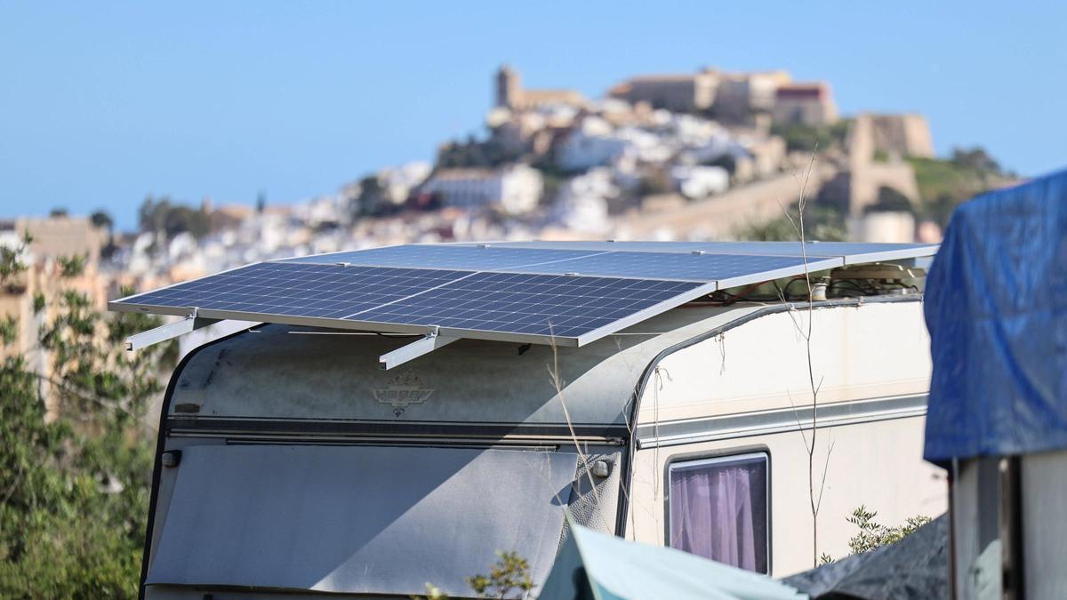 Una caravana en un asentamiento en Ibiza.