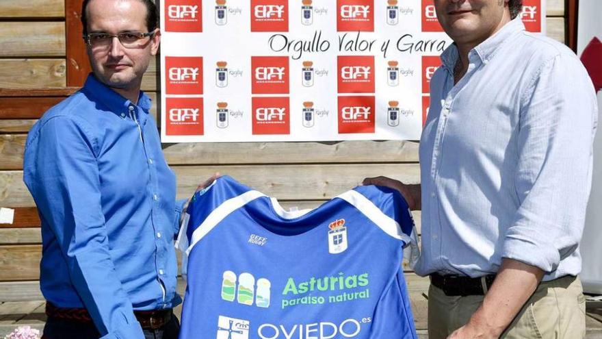 Jose Luis Barettino, presidente del Oviedo, derecha, con Pedro Fernández, de City Lift.