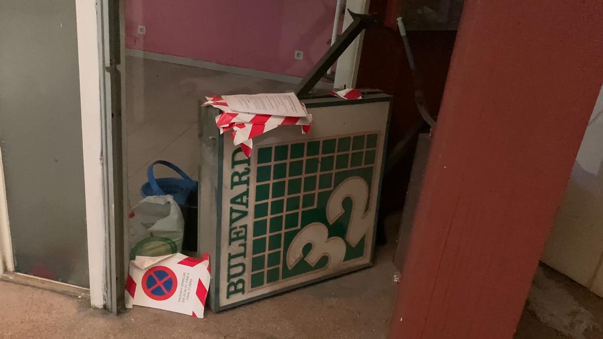 El cartell del Bulevard 32 de Figueres, afectat per l'incendi.