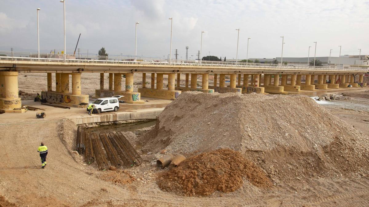 El conseller de Agricultura presenta las obras de reparación de los encauzamientos urbanos en Carlet