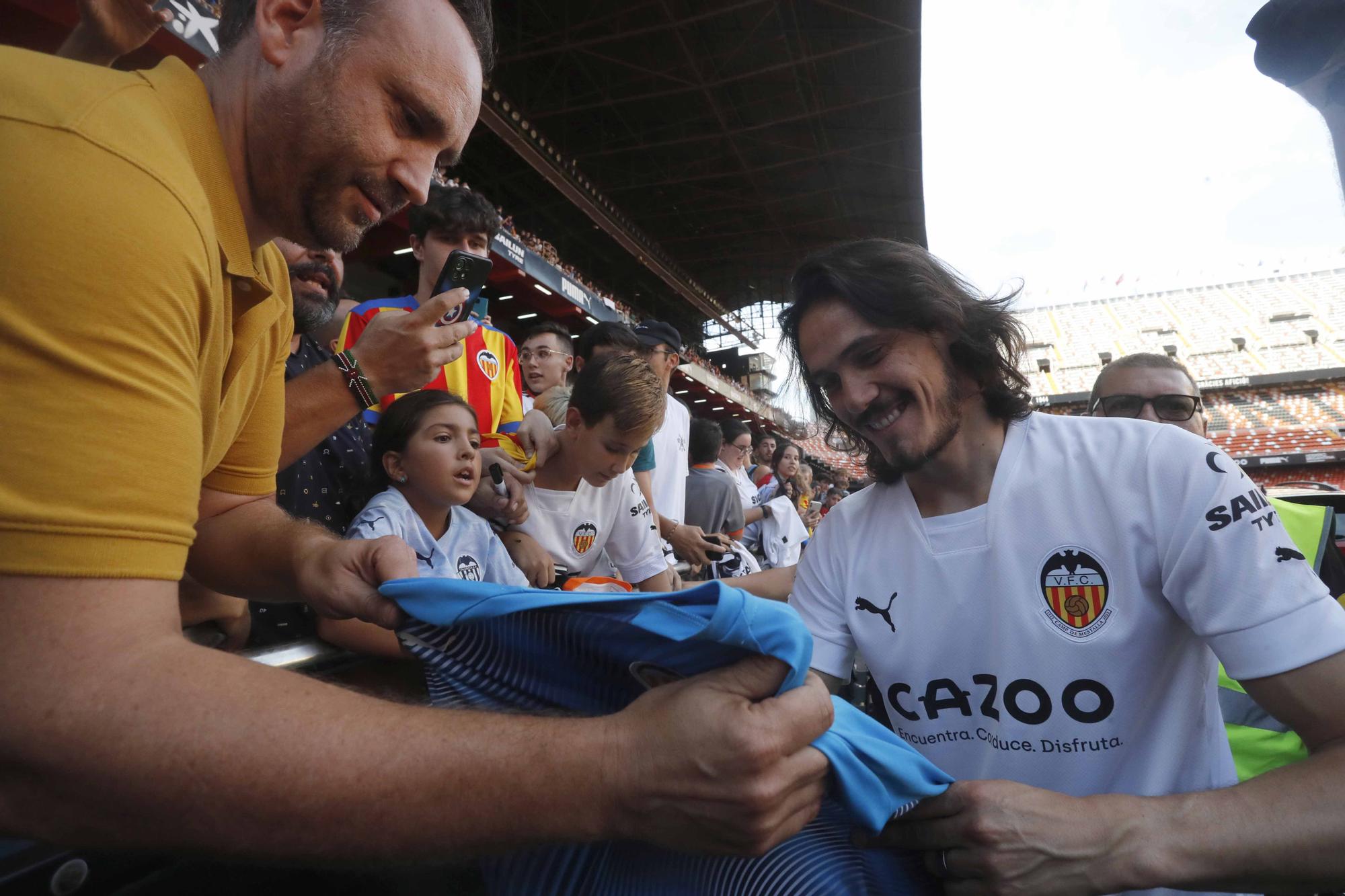 'Cavanimanía': Locura de la afición para dar la bienvenida a los fichajes del Valencia