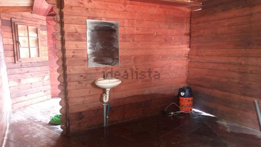1.200 euros al mes y tres meses de fianza por una casa de madera 30m2 sin cocina y “a reformar” en Ibiza