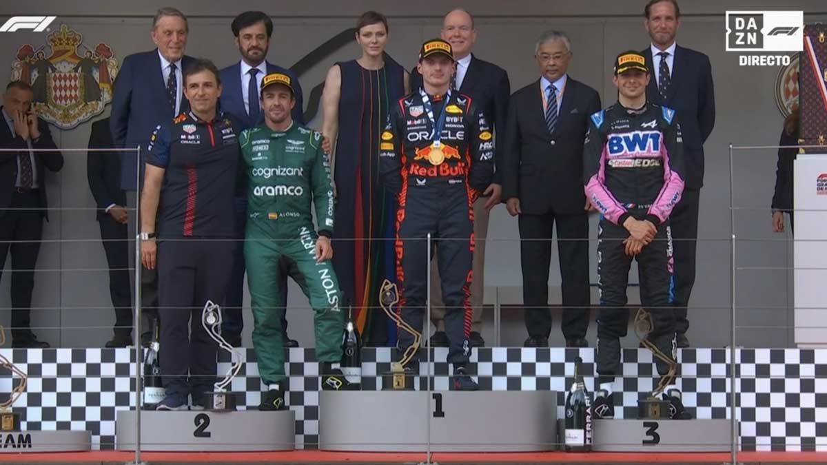 El gesto de Alonso en el podio de Mónaco, con un pie en el primer cajón, no pasó desapercibido