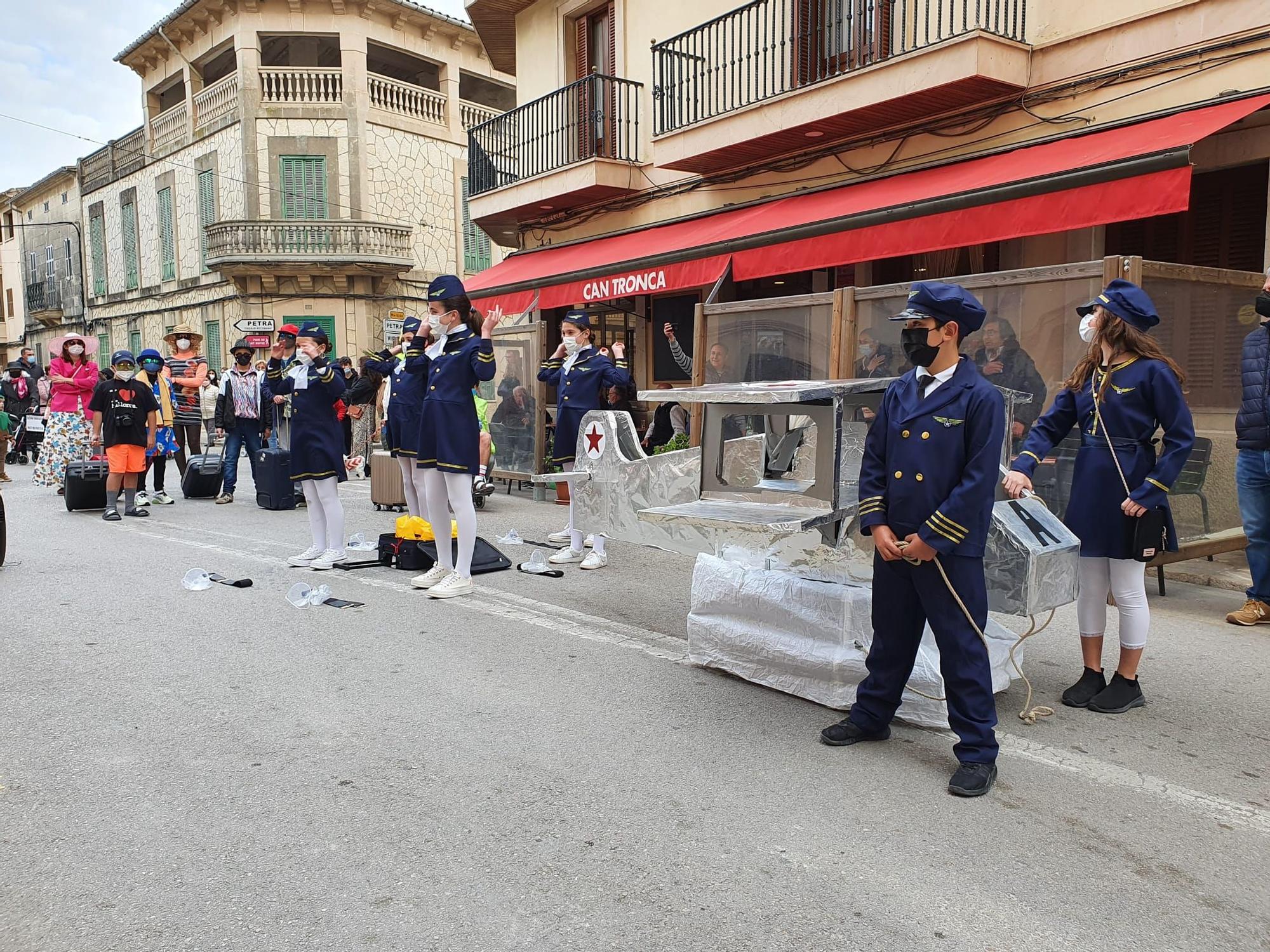 Pilotos y azafatas en Sant Joan.