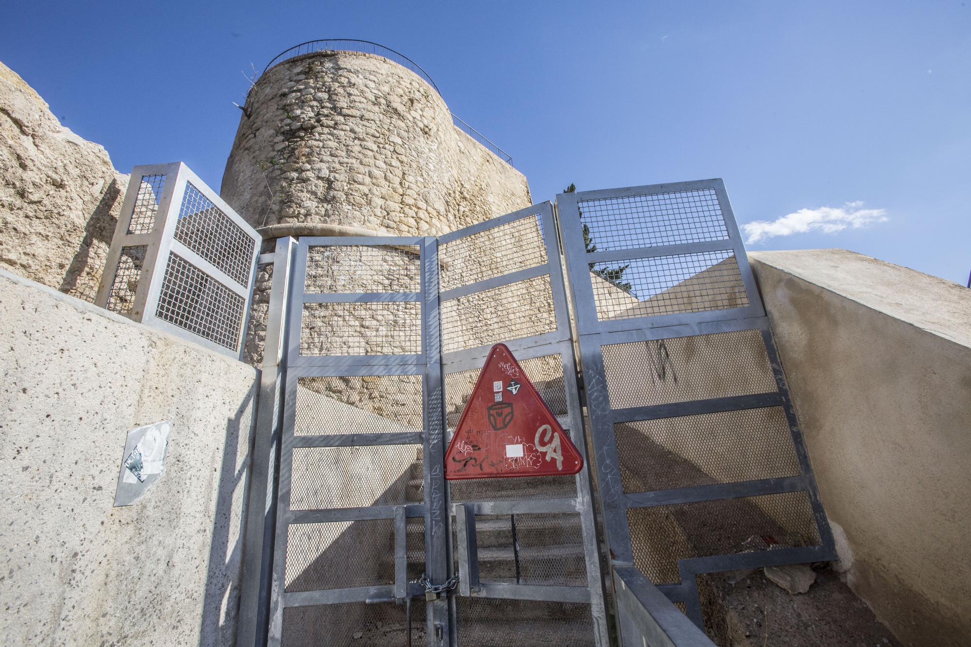 Restos de basura, pintadas, grietas... Esta es la imagen que da el Castillo de Santa Bárbara