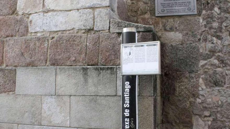 Panel informativo de la iglesia de Santiago y placa que rinde homenaje a los peregrinos del Camino Inglés. pablo luaces