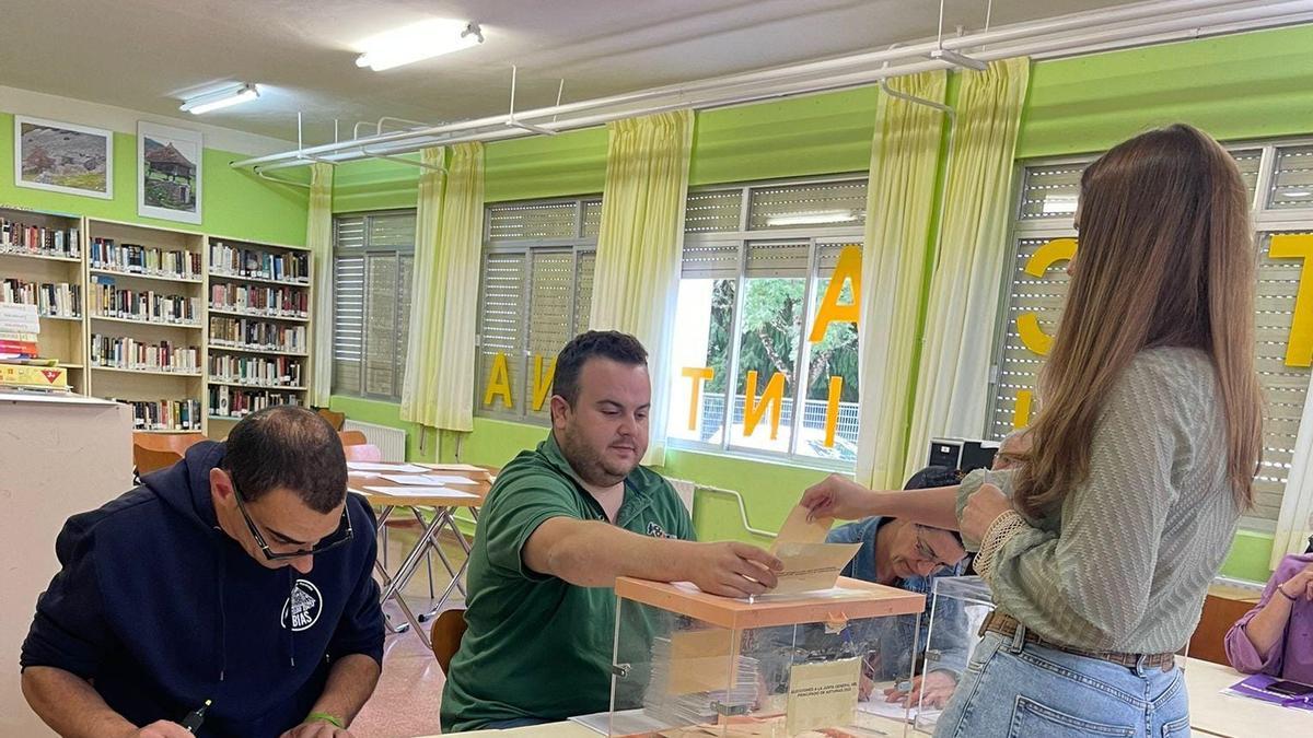 Votaciones en el colegio electoral de San Antolín.