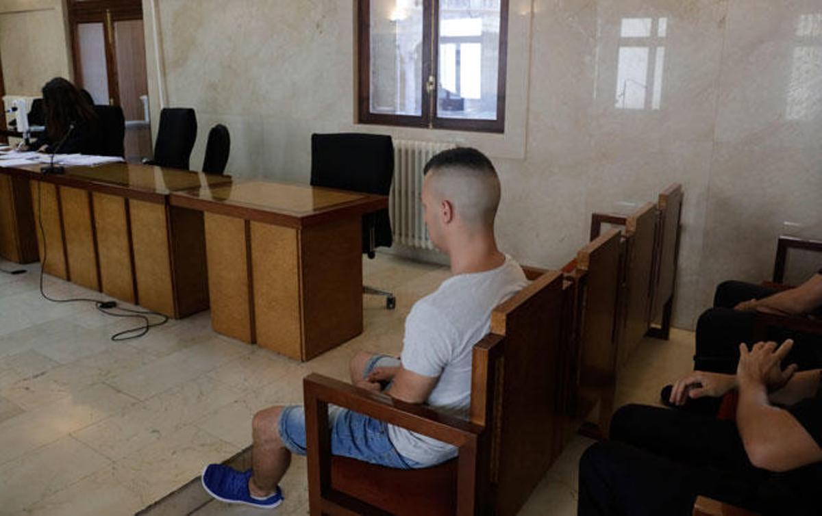 El acusado, en la Audiencia de Palma durante el juicio por violar a una menor en 2017.