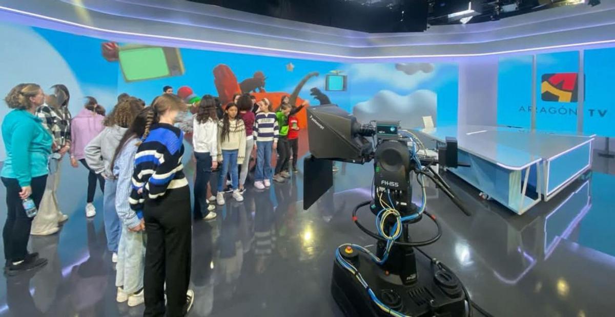 Alumnos y profesores franceses visitaron las instalaciones de ‘Aragón Televisión’. | SERVICIO ESPECIAL