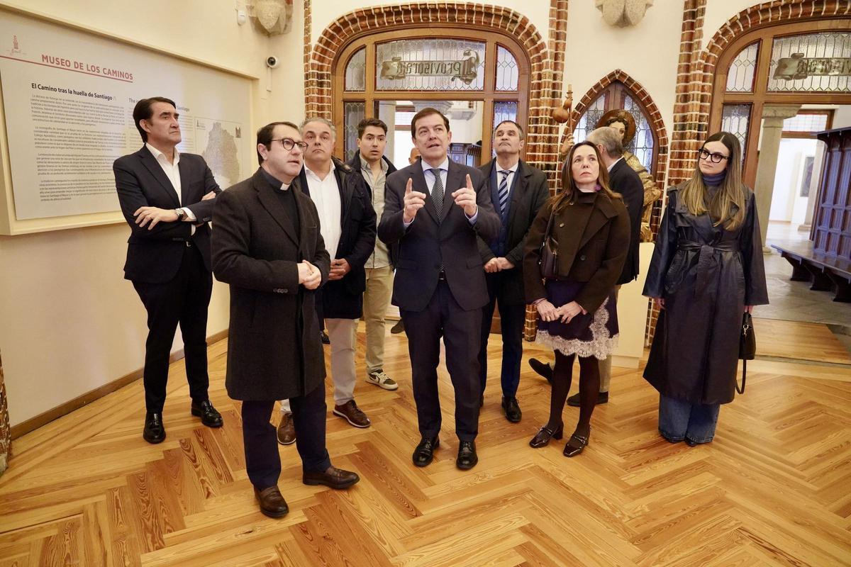Fernández Mañueco durante su visita al Palacio Guadí de Astorga.