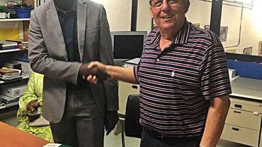 Moctar Mbengue y Domingo Díaz se dan la mano tras firmar el acuerdo.