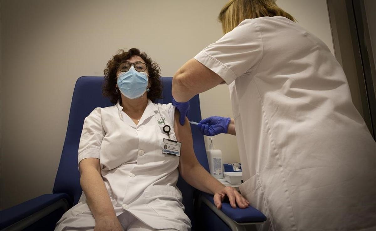 Vacunación de personal del Hospital Clínic de Barcelona.