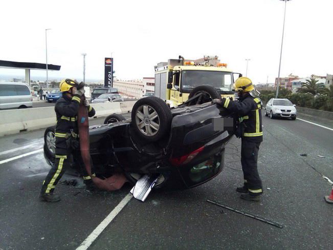 Un herido leve en el vuelco de un automóvil en Telde