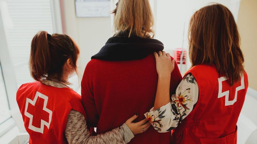 Medio millar de mujeres de 50 municipios cordobeses recibe el apoyo de Cruz Roja.