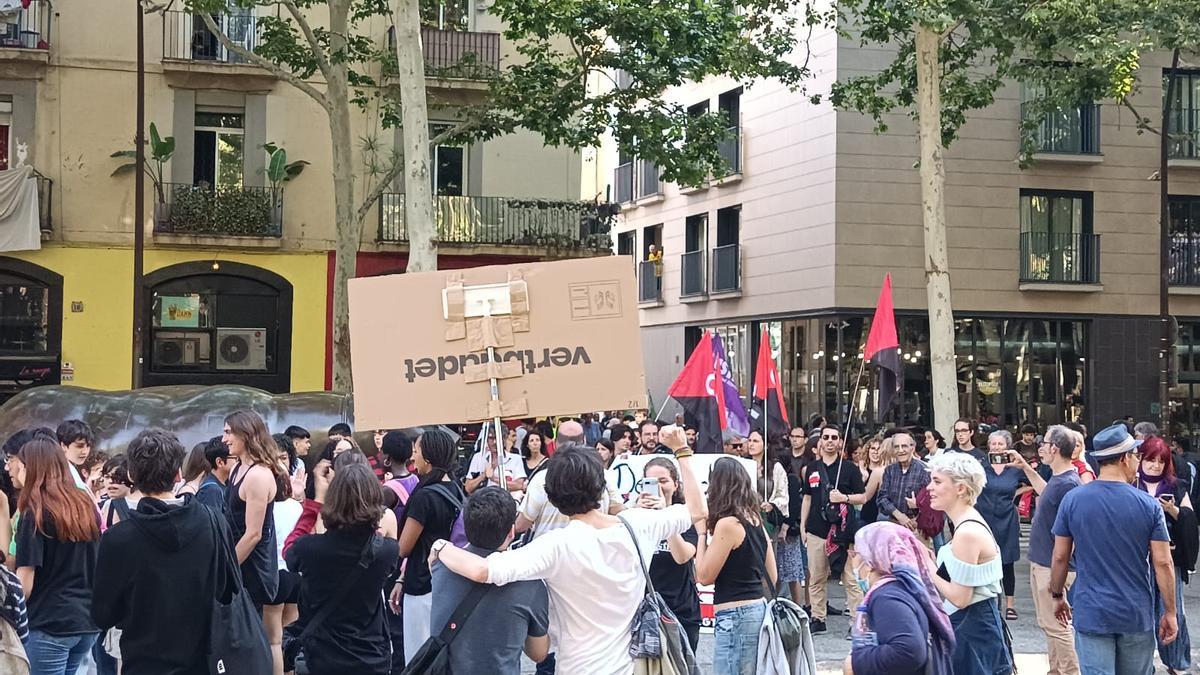 Protesta de la comunidad educativa del instituto Milà i Fontanals del Raval
