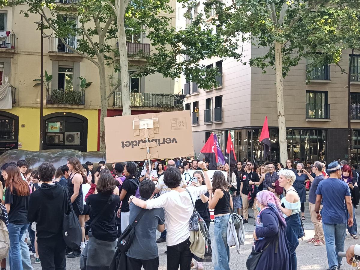 Protesta de la comunidad educativa del instituto Milà i Fontanals del Raval