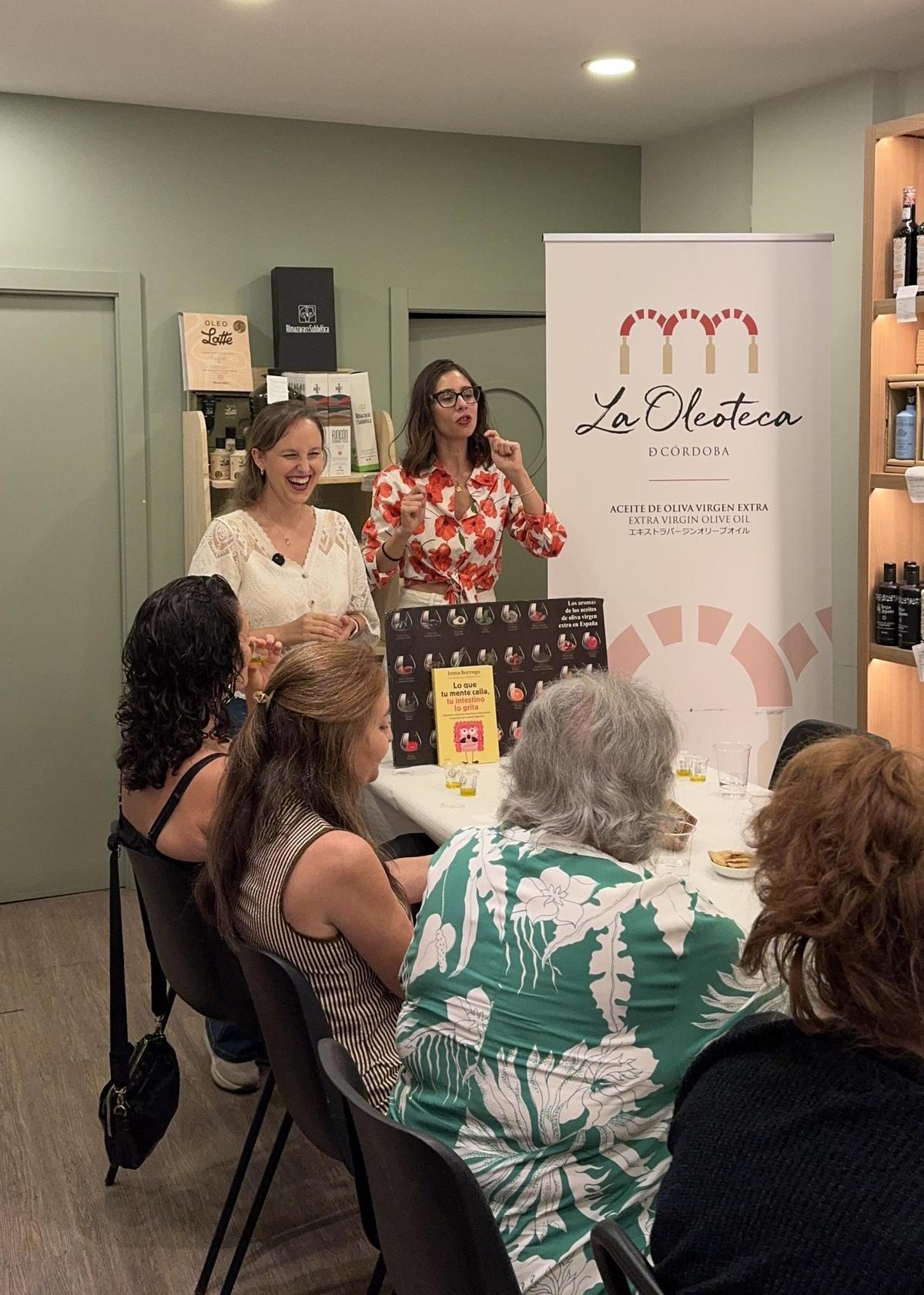 Carmen Serrano interviene en la presentación del libro.