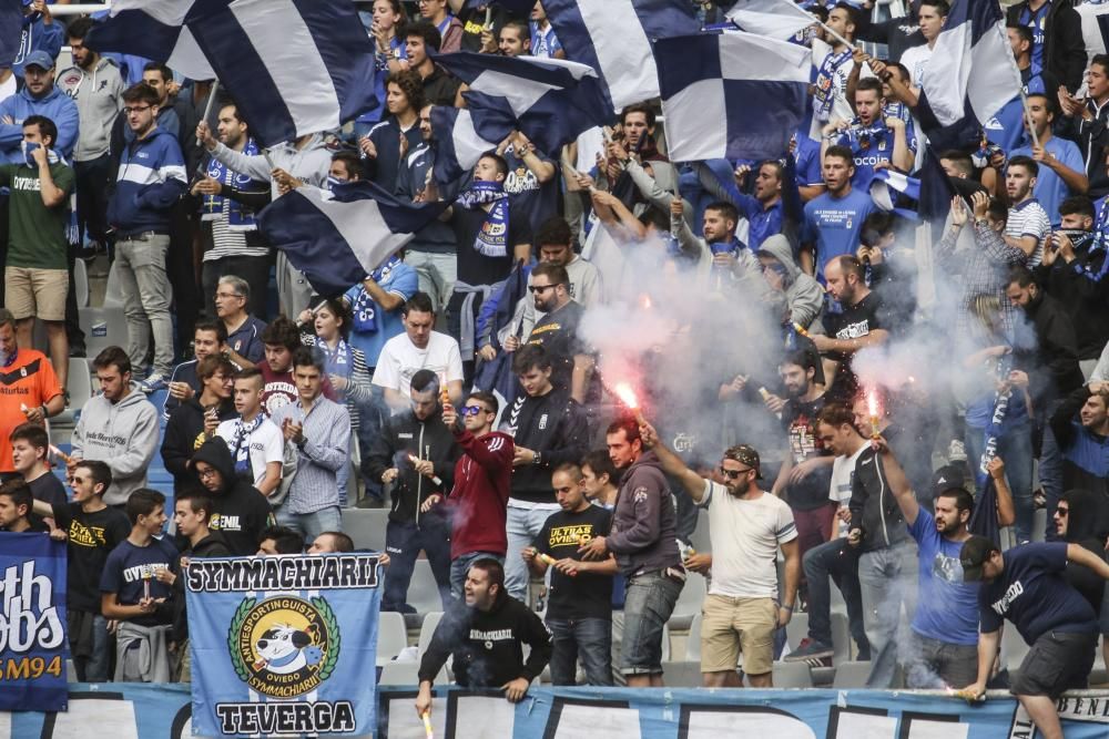 2.500 aficionados del Oviedo apoyan al equipo antes del derbi