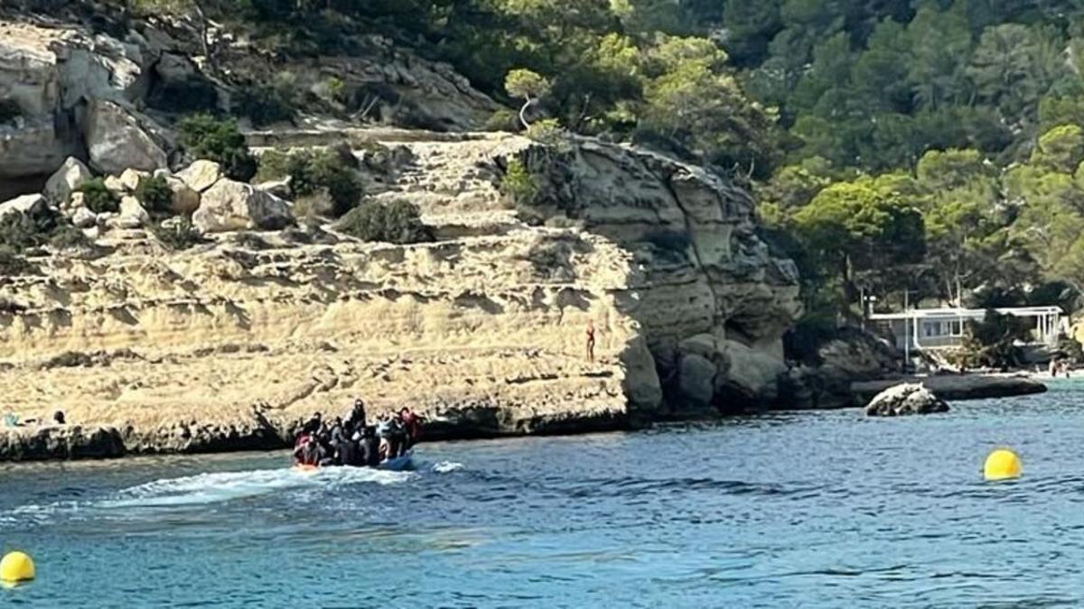 Ein Boot mit Migranten fährt am 12. Oktober 2023 in die Bucht El Mago auf Mallorca ein.