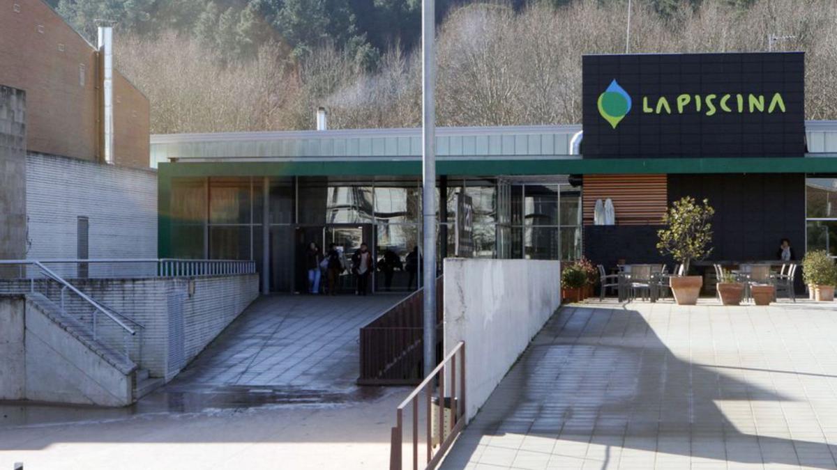 La façana principal de la piscina coberta de Santa Coloma. | DDG