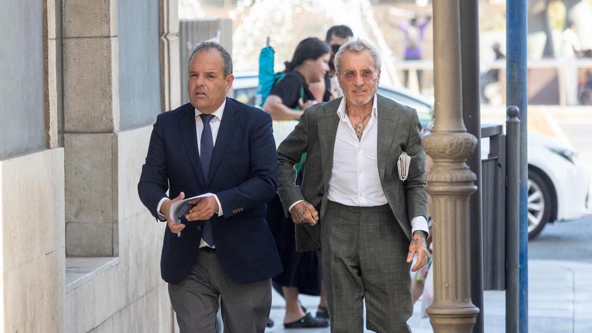 Baño entra acompañado de Jesús Navarro al pleno de la Cámara de Alicante.