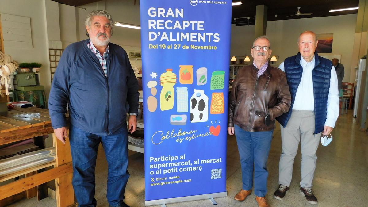 Pedragosa, Torras i Cartoixà amb el cartell del Gran Recapte d&#039;Aliments, en un local de la Fundació del Convent de Santa Clara