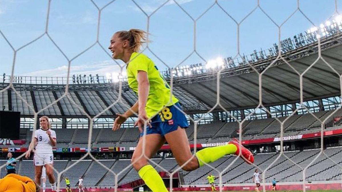 Fridolina Rolfö celebrando un gol con Suecia en los Juegos Olímpicos