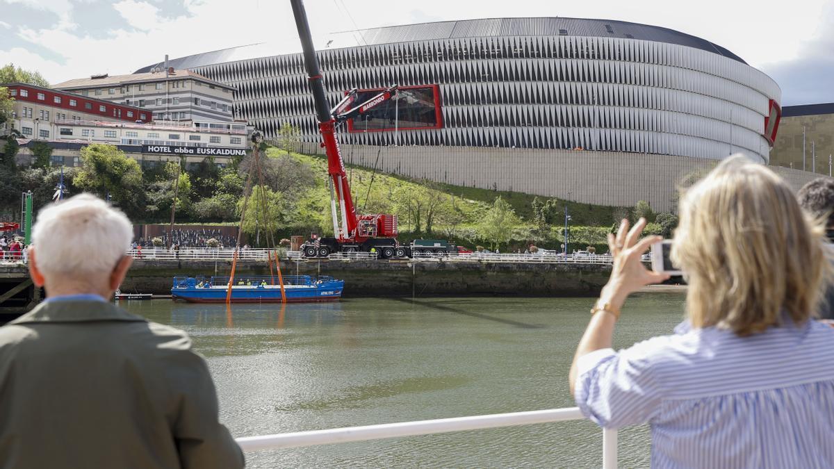 La gabarra del Athletic, en la ría de Bilbao junto al estadio de San Mamés.