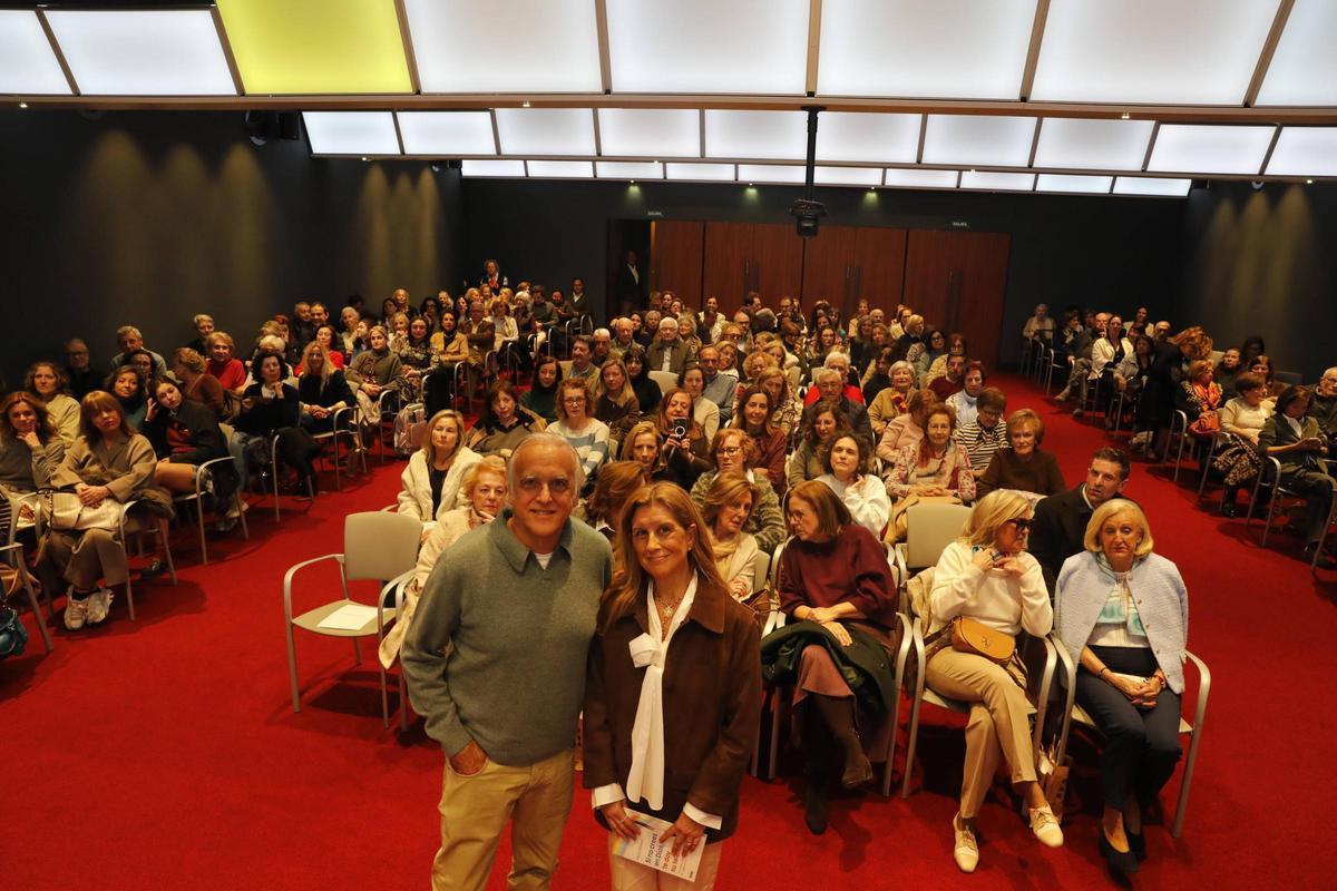 Paco Arango y María José Iglesias, en un Club repleto de público.
