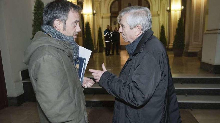 El alcalde, Xulio Ferreiro, y el portavoz de la gestora local del PSOE, Florencio Cardador.