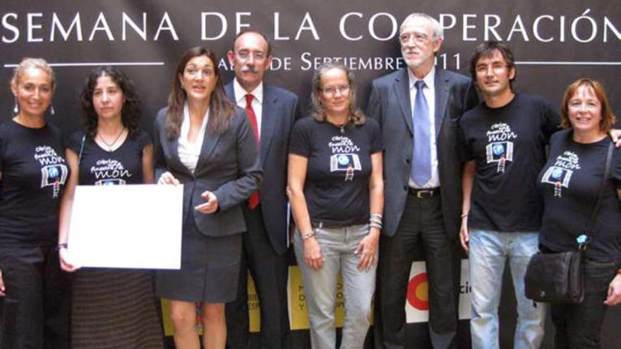 Los profesores recibiendo el premio.