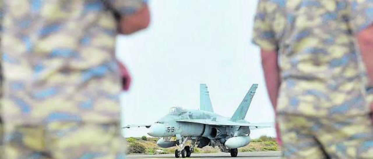 Un F-18 en la pista de la Base Aérea de Gando.