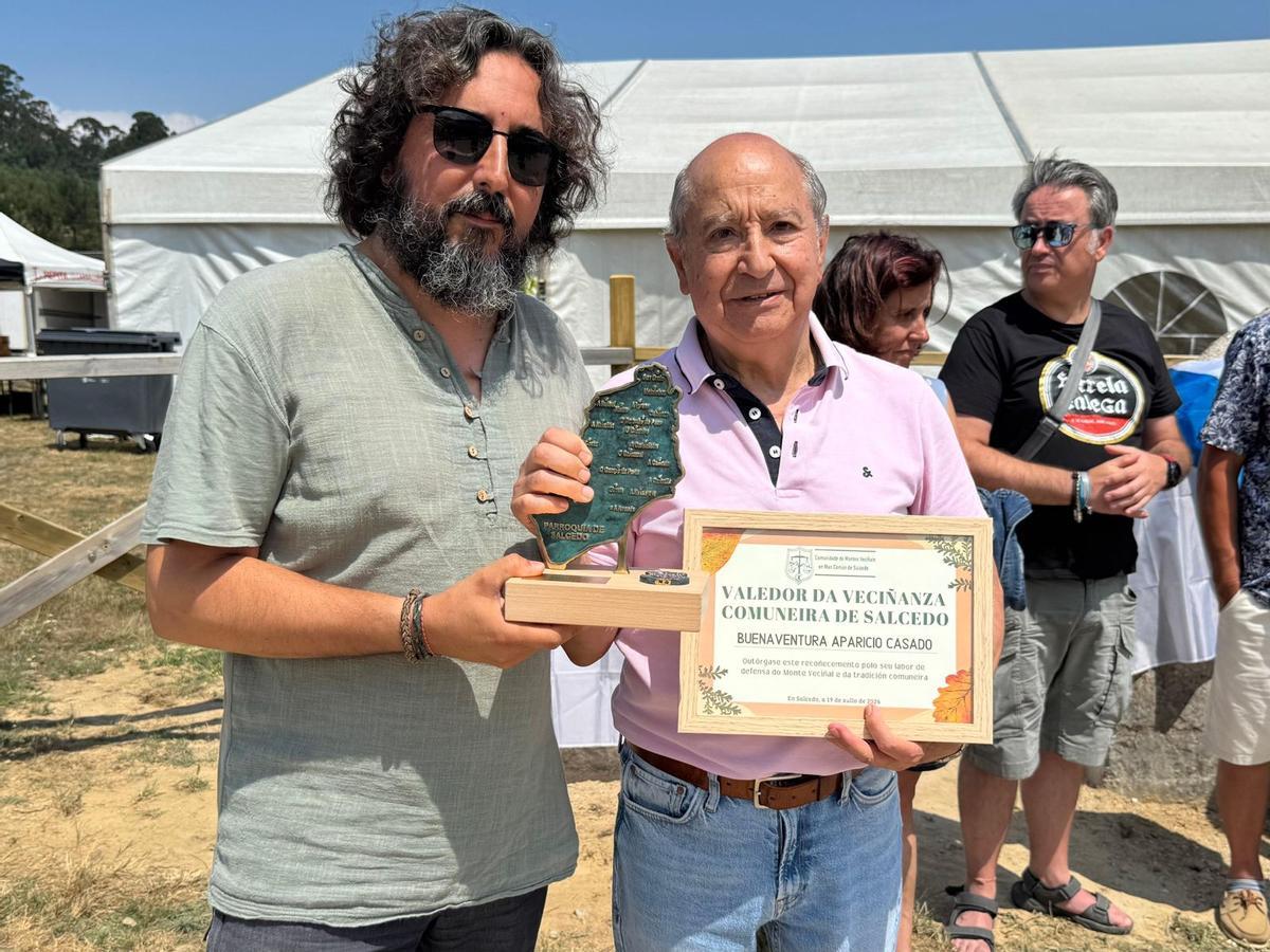 Buenaventura Aparicio recibe el reconocimiento del también antropólogo Rafael Quintía.