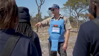 Harry regresa a Angola para continuar el legado de su madre contra las minas terrestres