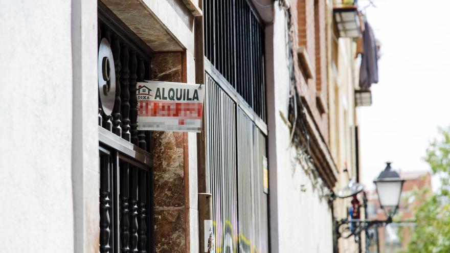 Un cartel de 'Alquila' de una inmobiliaria.