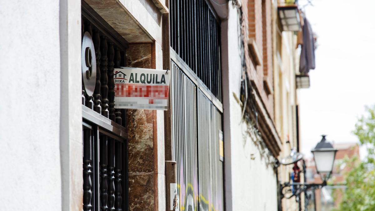 Un cartel de &#039;Alquila&#039; de una inmobiliaria.