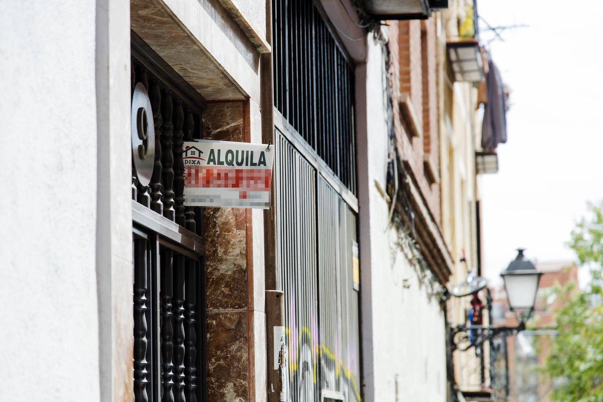 Un cartel de 'Alquila' de una inmobiliaria
