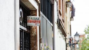 Un cartel de Alquila de una inmobiliaria