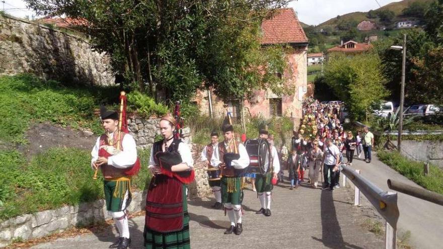 Varios participantes en la fiesta de San Cipriano o San Cibrián en Ricaliente (Llanes).