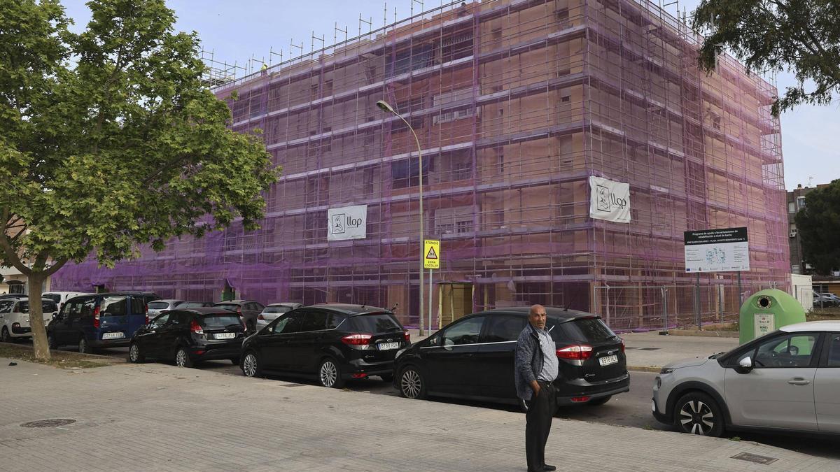 Obras en los bloques de edificios del barrio de Baladre.